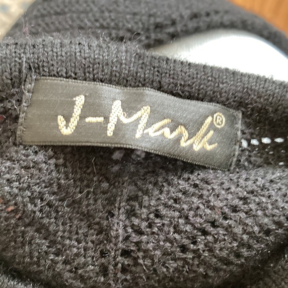 Beautiful Scalloped Edge Cardigan - Picture 9 of 12